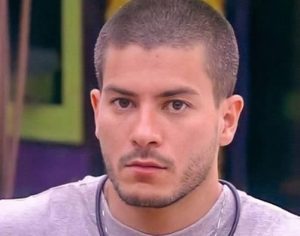 Metade do elenco do BBB22 quer distância de Arthur Aguiar; confira lista