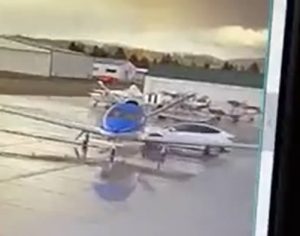 Carro autônomo bate em jatinho após ser ‘chamado’ pelo dono; assista
