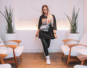 Cantora Lais Bianchessi de Londrina assina contrato com Warner Music