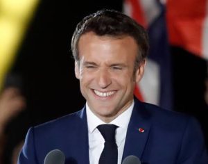 Macron vence extrema-direita e garante novo mandato na França