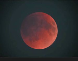 ‘Lua de Sangue’ fica visível e dá espetáculo no céu de Londrina