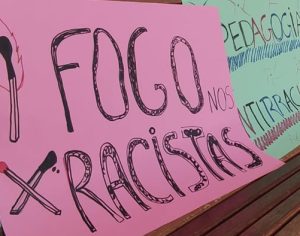 Estudantes e funcionários realizam protesto contra o racismo na UEL