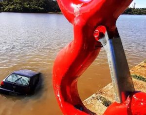 Veículo é guinchado após cair no Lago Igapó em Londrina