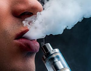 Vereador de Londrina quer proibir consumo e venda de cigarros eletrônicos