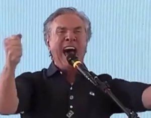 Vídeo de Collor emocionado e berrando “Bolsonaro!” viraliza na web