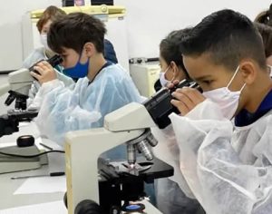 Projeto da UEL leva informações sobre doenças infecciosas a escolas