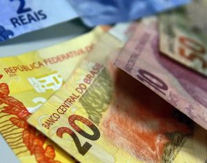 Renda média do brasileiro atinge o menor valor em dez anos