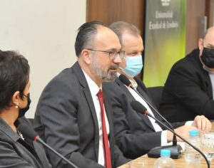 UEL firma parceira para desenvolver biofungicida contra ferrugem asiática