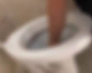 Alunas dão água de vaso sanitário para professor na região de Londrina