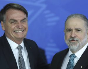 Bolsonaro fala em ‘certa histeria’ sobre vírus e diz que fará ‘festinha’ de aniversário