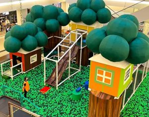 ‘Casa na árvore’ é atração de férias em shopping de Londrina