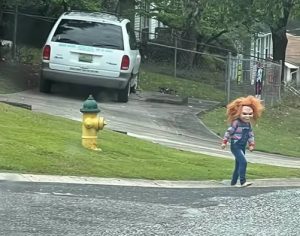 Menino de 5 anos sai fantasiado de Chucky e toca o terror na vizinhança