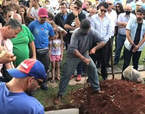 Guarda municipal morto em festa de aniversário é sepultado