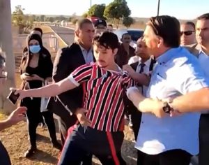 Bolsonaro se irrita, puxa youtuber pela gola e tenta tomar celular