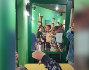 Vídeo: Bolsonaro é vaiado em churrascaria aos gritos de ‘fora vagabundo’