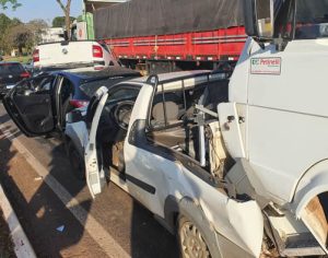 Engavetamento com cinco veículos interdita avenida em Londrina