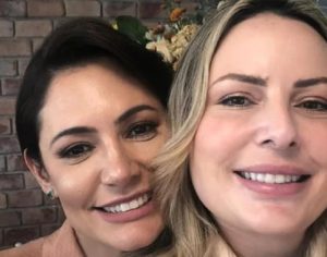 Michelle Bolsonaro tira foto com esposa de Guilherme de Pádua e é criticada