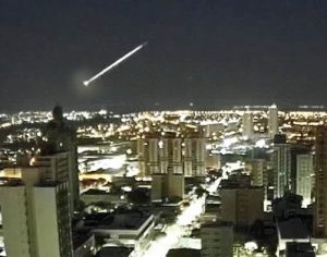 Meteoro explode e ilumina céu de Londrina; assista ao vídeo