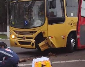 Motociclista morre no hospital após bater contra ônibus em Londrina