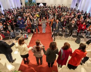 Dor e homenagens marcam conferência de educadores em Curitiba