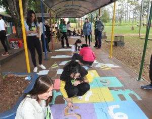 Alunos da UEL realizam ‘trote solidário’ em Centro de Educação Infantil