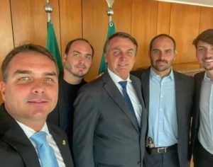 Família Bolsonaro comprou 51 imóveis de R$ 25 milhões com dinheiro vivo