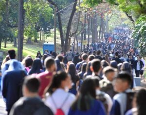 Feira das Profissões reúne mais de 12 mil estudantes de escolas na UEL
