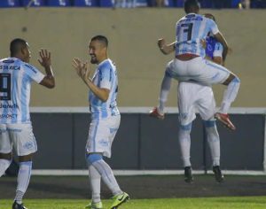 Londrina vence a Chapecoense no Café e encosta no G4