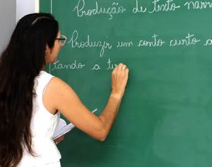 Governo reajusta salário dos professores e piso sobe para R$ 4.420,55