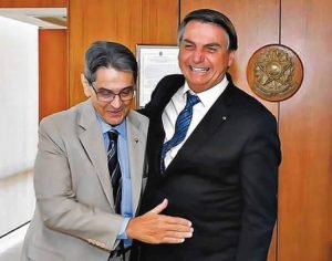 Bolsonaro tenta se desvincular de Roberto Jefferson após ataque contra policiais