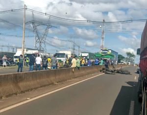 Militantes bolsonaristas bloqueiam via e causam tumulto na PR-445