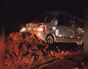 Van com alunos bate em barreira erguida por extremistas no Paraná