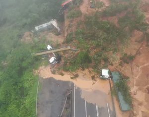 Bombeiros fazem buscas por desparecidos na BR-376 no Paraná; vídeo