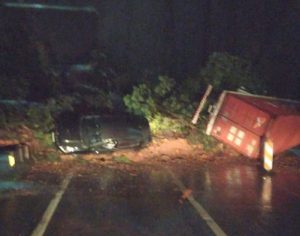 Deslizamento de terra atinge carros e interdita pista no Litoral do Paraná; vídeos