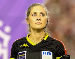 Árbitra brasileira está no 1º trio feminino a apitar uma Copa masculina