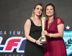 Treinadora do Londrina é eleita melhor técnica da Liga nacional de futsal