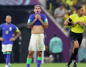 Brasil perde para Camarões, mas se classifica em 1° lugar