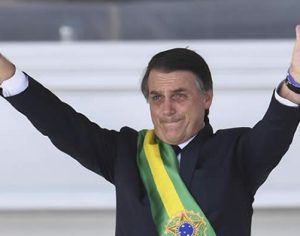 Bolsonaro vai viajar para resort nos EUA e não passará faixa a Lula