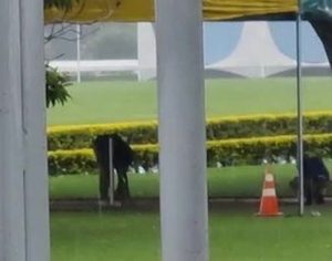 Cercadinho de Bolsonaro começa a ser removido em Brasília