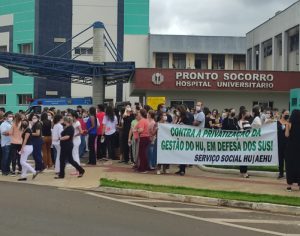 Londrinenses protestam contra projeto de lei que quer terceirizar o HU