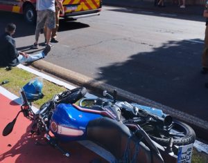 Adolescente com moto fura sinal e mata pedestre atropelado em Londrina; vídeo