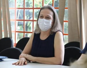 Professora da UEL recebe prêmio de Profissional do Ano de Relações Públicas