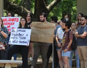 Pós-graduandos da UEL protestam contra cortes de bolsas do MEC