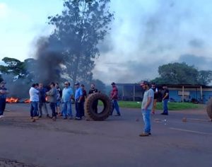 Moradores fazem protesto por viaduto de acesso a Lerroville em Londrina