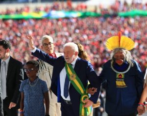 Lula toma posse e representantes do povo passam faixa