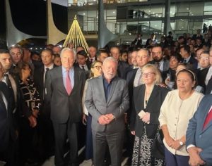 Em ato simbólico, Lula e governadores caminham pela praça dos Três Poderes