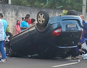 Motorista fica ferida após capotar carro em frente ao HU de Londrina