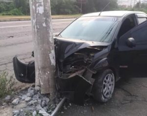 Batidas de carros danificam 9 postes por dia no Paraná, aponta Copel