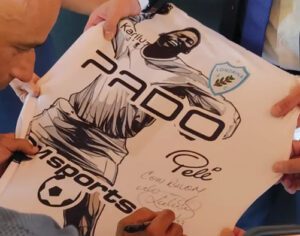 LEC doa camisa histórica em homenagem ao Pelé para o Hospital do Câncer