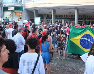 Londrinenses fazem ato e pedem punição para golpistas em Brasília